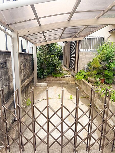 屋根付き駐車場があり、天候を気にせずお車をご利用いただけます。