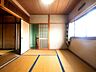 寝室：大きな窓から明るい陽光が差し込む和室。引き戸を開放することで隣室と一体となり、より開放的な大空間としてご利用いただけます。