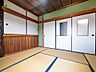 和室：細やかな縦格子の腰壁や趣ある天井など、細部にまで意匠を凝らしたつくりが空間の格調を高めています。客間としてはもちろん、特別な癒やしの空間としてご利用いただけます。