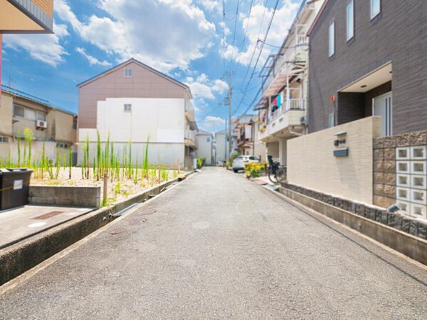 ◇前面道路幅は約４mあるので、お車の出し入れもスムーズに行えます。