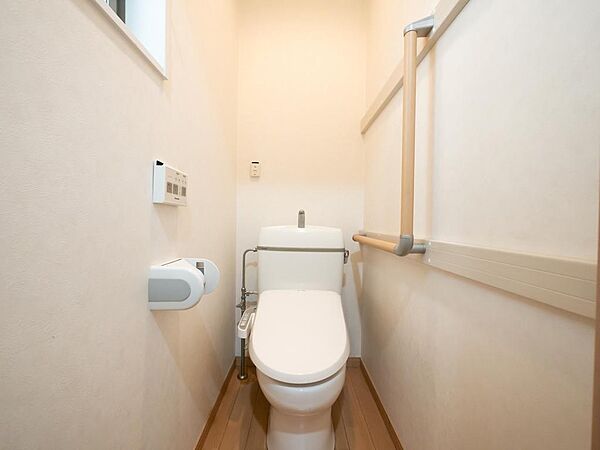 1・2階にトイレを設置。忙しい朝や来客時にも便利な仕様です。※リフォーム工事完了前の写真になります。