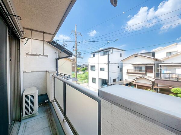 洗濯物がたっぷり干せるバルコニー。陽当たり良好で家事効率も高まります。