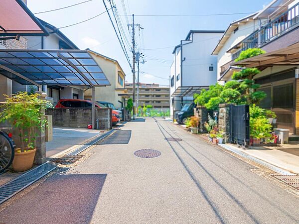 前面道路幅約4.7m。お車の運転が苦手な方にも嬉しい道路環境です