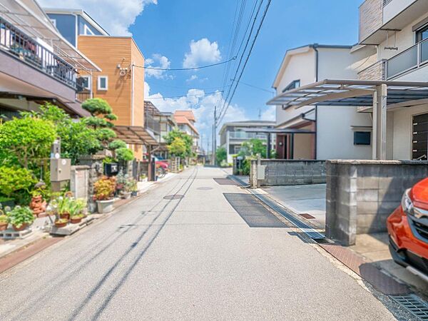 前面道路幅約4.7mで開放感があり、見通しの良い立地です。