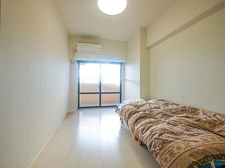 ◇約6帖の洋室。ベッドや家具を配置しやすく、主寝室としても快適にお使いいただけます。