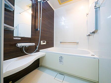 一日の疲れをゆったり癒せるバスルーム。落ち着いて入浴時間を楽しめる、快適な水回り空間です。