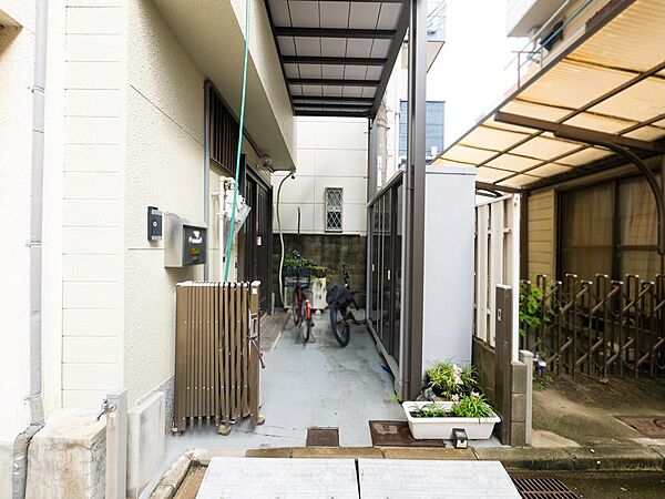 屋根のある玄関前にゆとりを確保。自転車や物置などを置くスペースとしても活用でき、暮らしに合わせて使えます。