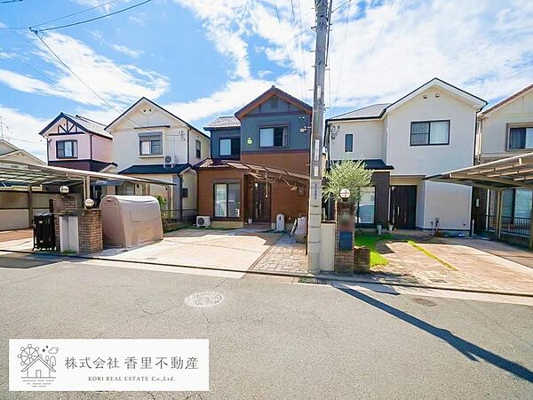 敷地内に駐車スペース2台分を確保。ご夫婦それぞれのお車を所有するご家庭にも便利です。