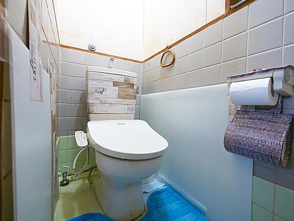 窓付きで自然光が入りやすく、明るく清潔感のあるトイレです。窓を開けて換気ができるため、快適にお使いいただけます。