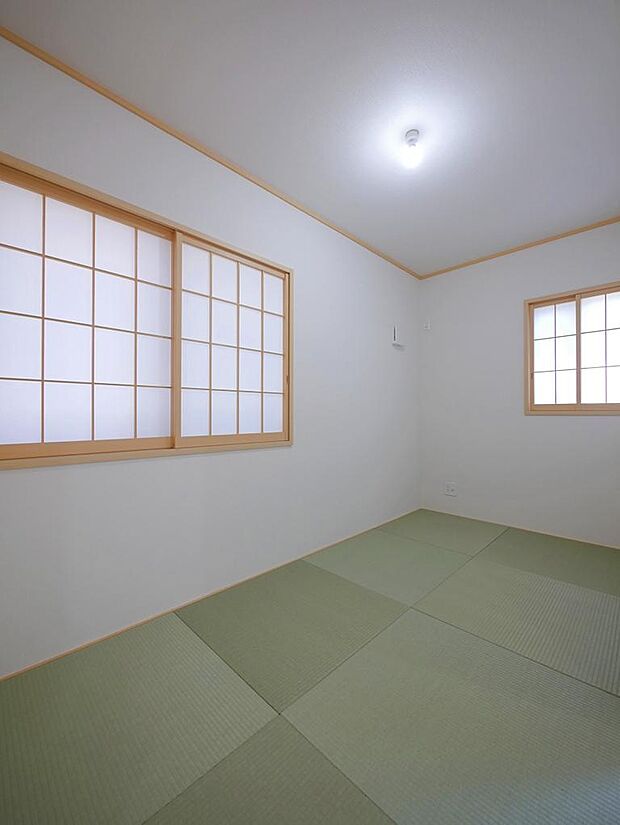 リビング横の和室です。窓は２箇所あり、明るいです。