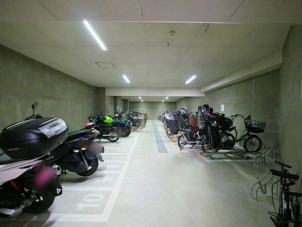 駐輪場とバイク置場は明るくて使いやすいです。