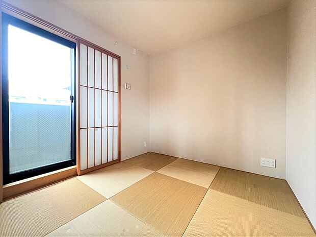 デザイン性の高い琉球畳を採用した、約4.5帖の和室です。引地を開放すればLDKと一体化して使用可能。