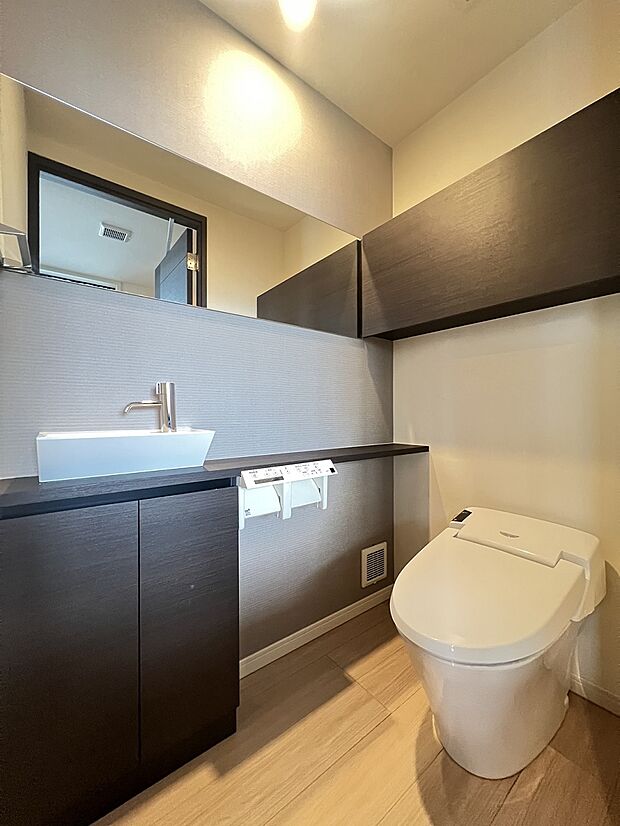 省スペースで機能性の高いタンクレストイレを採用。手洗い器があり室内の清潔感を保てます。