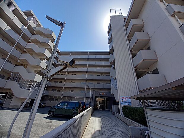 1984年11月築、地上7階建てマンション「グランピア　吉塚」の7階部分のお部屋をご紹介します。