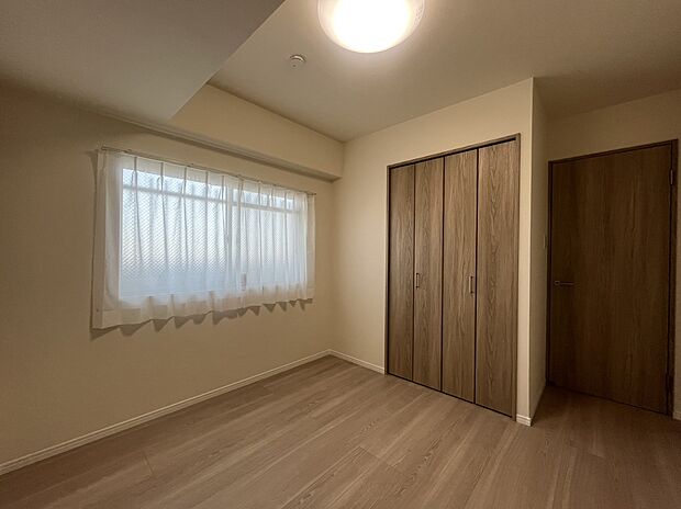廊下に面する窓はプライバシーに配慮されたすりガラス仕様。収納も充実しており使い勝手の良いお部屋です。