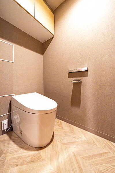 トイレの空間が広くなるタンクレス採用。上部収納は日用品のストックにも便利です。