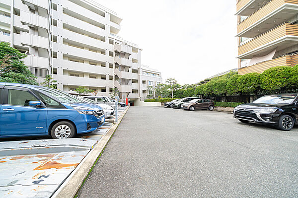 敷地内駐車場。平置きと機械式の駐車場がございます。最新の空き区画はお問い合わせください。