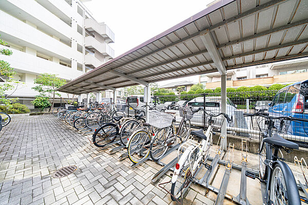 マンション敷地内に屋根付き駐輪場がございます。