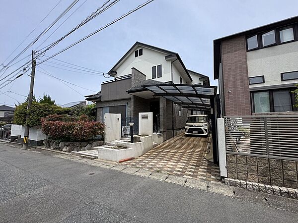 閑静な住宅街に佇む、ゆとりの6LDK中古一戸建住戸。子育て世代に安心の住環境です。