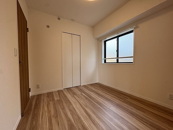 全居室に収納があり、棚を置く必要がなく、お部屋のスペースを有効的に使えます。