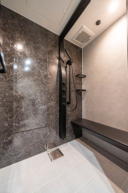 快適にお使い頂ける清潔感のあるトイレです。現代の必需品、シャワー機能付きです。