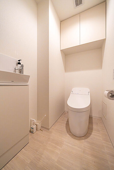 ホワイトを基調とした清潔感のあるトイレです。