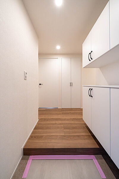 白を基調にした明るい玄関先です。