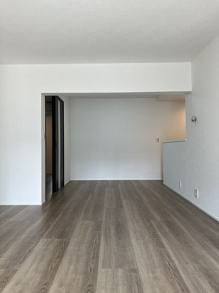 木目と白で統一されたシンプルモダン内装です。