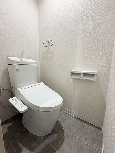 温水洗浄便座付きのトイレは、清潔感がございます。