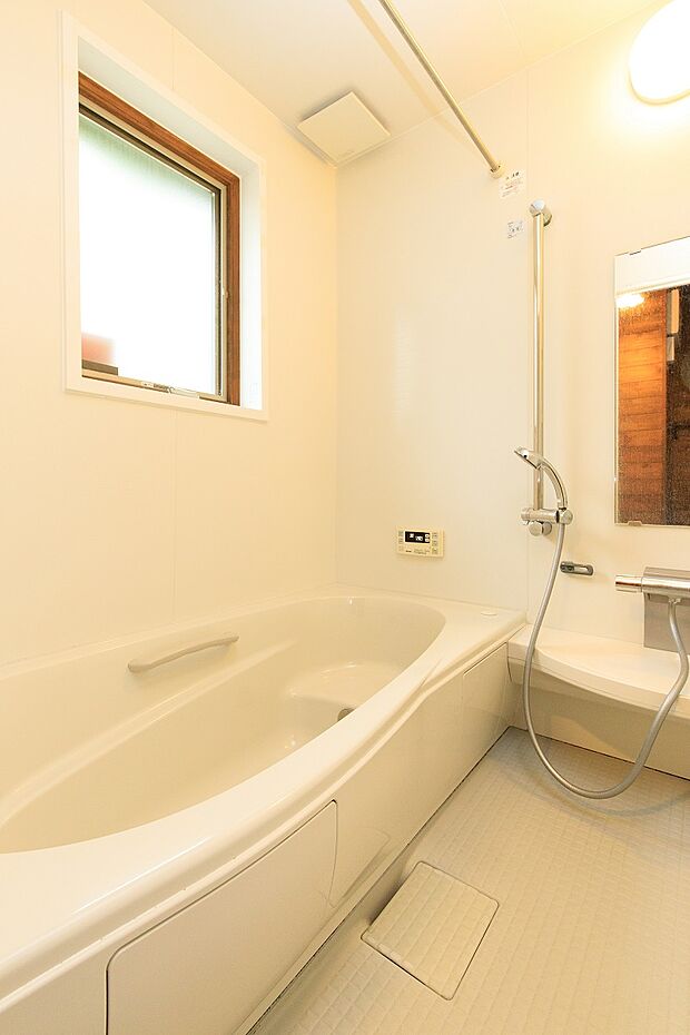 いつでも入浴可能な追い焚き機能付きの浴室には、節水効果のあるエコベンチ型の浴槽を採用してます。