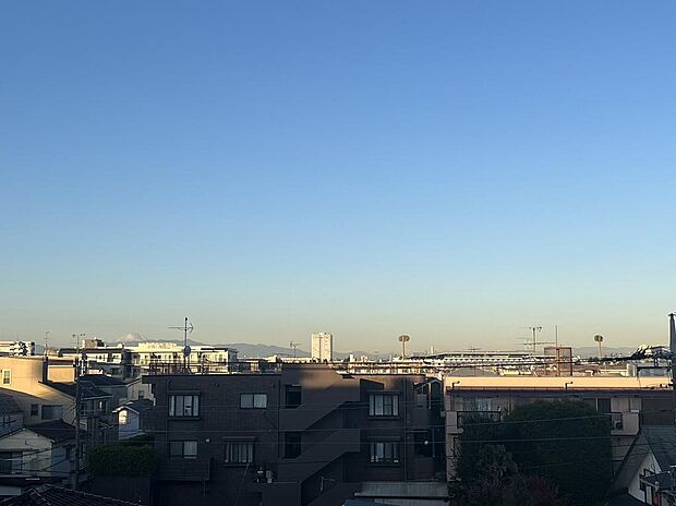 バルコニーからの眺望です。天候良好時、四季折々の富士山の姿が望めます。