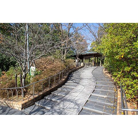 公園「水晶山緑地まで209ｍ」