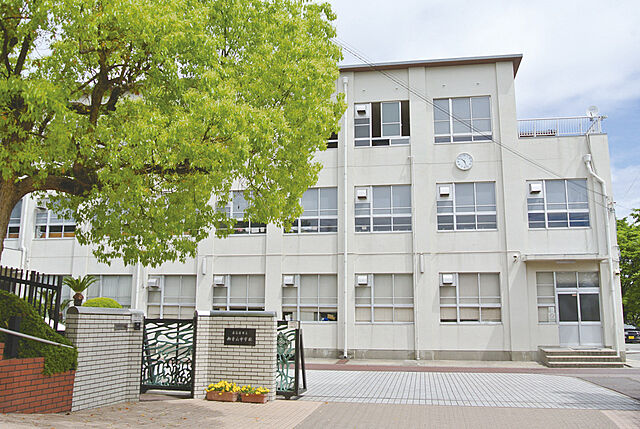 中学校「御幸山中学校まで700ｍ」