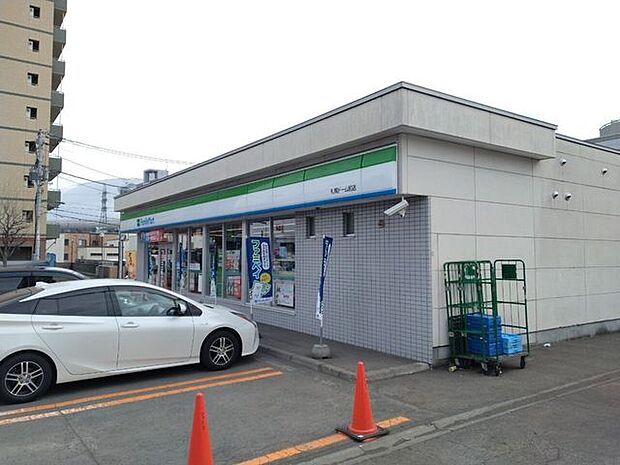 ファミリーマート札幌ドーム前店　徒歩4分