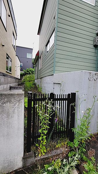 東側隣地との間です。