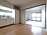 リビング/ダイニング：ダイニング・キッチン側からの写真です。