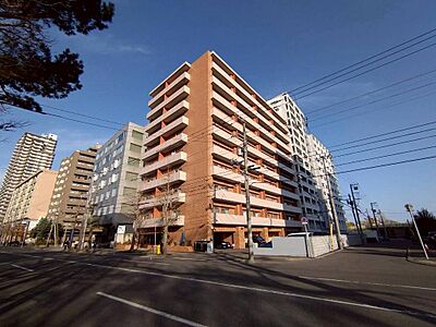 外観：地下鉄南北線と市電のダブルアクセス！すすきの、大通、札幌駅に行きやすい立地にございます。