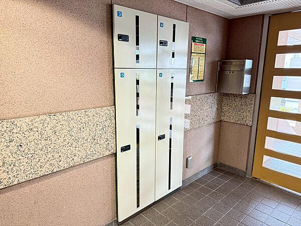 宅配ボックス完備。留守時も安心して荷物を受け取れます。