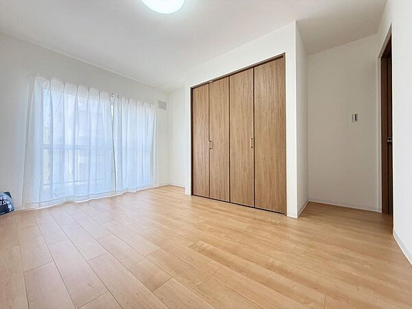 こちらの洋室はバルコニーを行き来できます！陽当たりも良く心地良い洋室です。クローゼットも大容量収納可能です♪