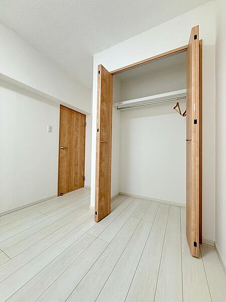 廊下から真っすぐの洋室約6.0帖に完備されているクローゼットです。