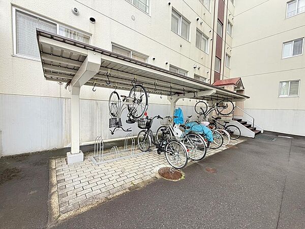 駐輪場はそれぞれの棟にございます。