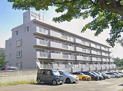 外観:洗練されたグレー調のタイル(または吹き付け)が、街並みに美しく調和するモダンな印象を与えます 外観:洗練されたグレー調のタイル(または吹き付け)が、街並みに美しく調和するモダンな印象を与えます