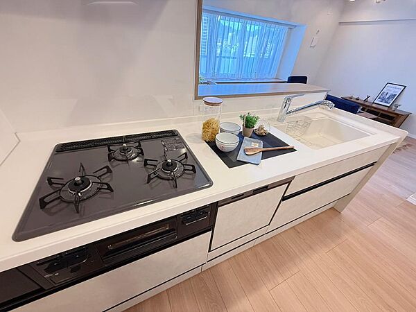広々とした調理スペースに加え、同時に複数のお料理が作れる3口コンロを採用☆シンクもワイドなサイズ感のため、大きなお鍋の洗い物も快適に行えます！