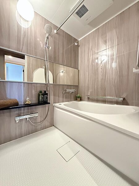 寒い冬でも快適に過ごせる追い焚き機能付きの浴室☆雨の日の衣類乾燥や、冬場の予備暖房、カビ防止に大活躍の浴室換気乾燥暖房機も完備しています！