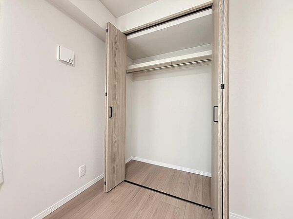 お洋服や荷物をたっぷり収納できるクローゼット☆生活感を隠して、お部屋を綺麗に保てる便利な設備です。