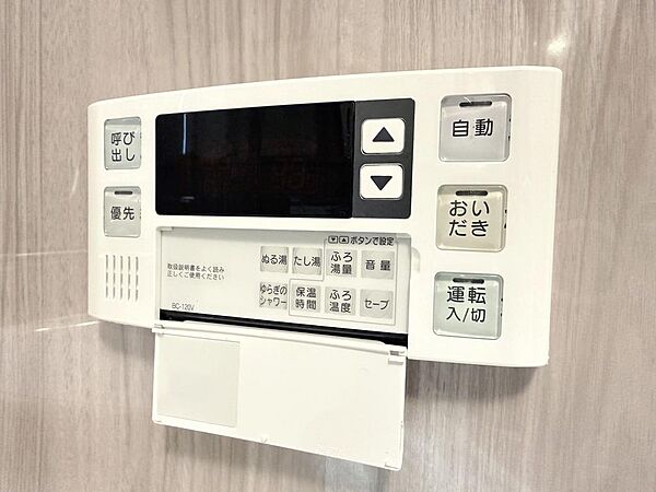 帰宅時間がバラバラなご家族でも、いつでも温かいお風呂に入れる追い焚き機能付きです。リビングのパネルからも簡単に操作可能です！