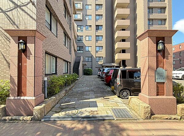 綺麗に整備されたマンションエントランスのお写真です。