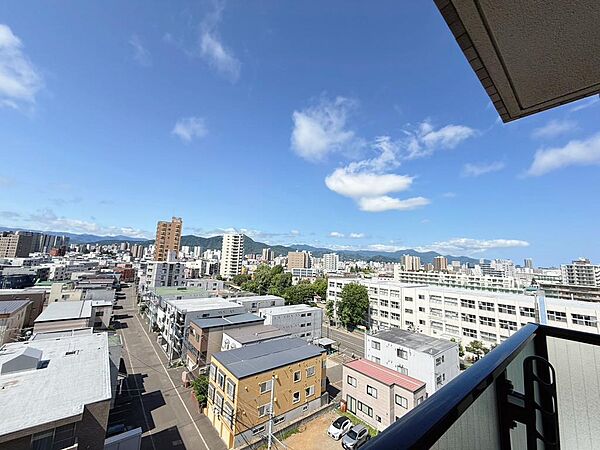 広大な街並みとその向こうにそびえる山々を一度に眺めることができ、お部屋にいながら贅沢な景色を独り占め♪