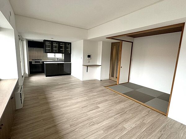 ホームパーティのお客様が増えても、これだけ広いリビングなら大丈夫♪