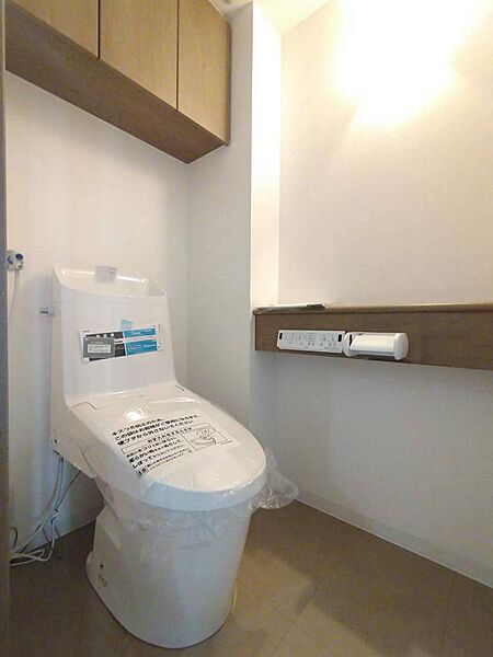 温水洗浄便座付きトイレです。上部には棚付きのため小物の収納に便利です！
